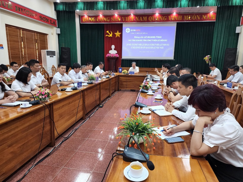 Phó Tổng Giám đốc Lê Quang Thái EVNNPC làm việc với PC Sơn La